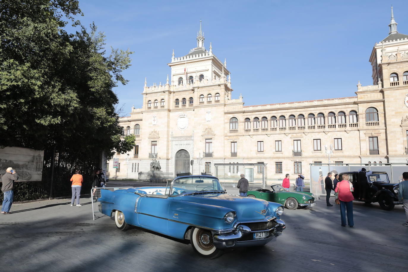 Algunos de los asistentes al Valladolid Motor Vintage paseando por la Acera de Recoletos