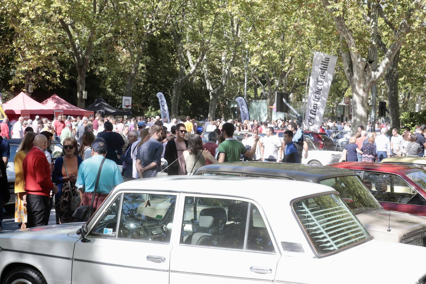 Algunos de los asistentes al Valladolid Motor Vintage paseando por la Acera de Recoletos