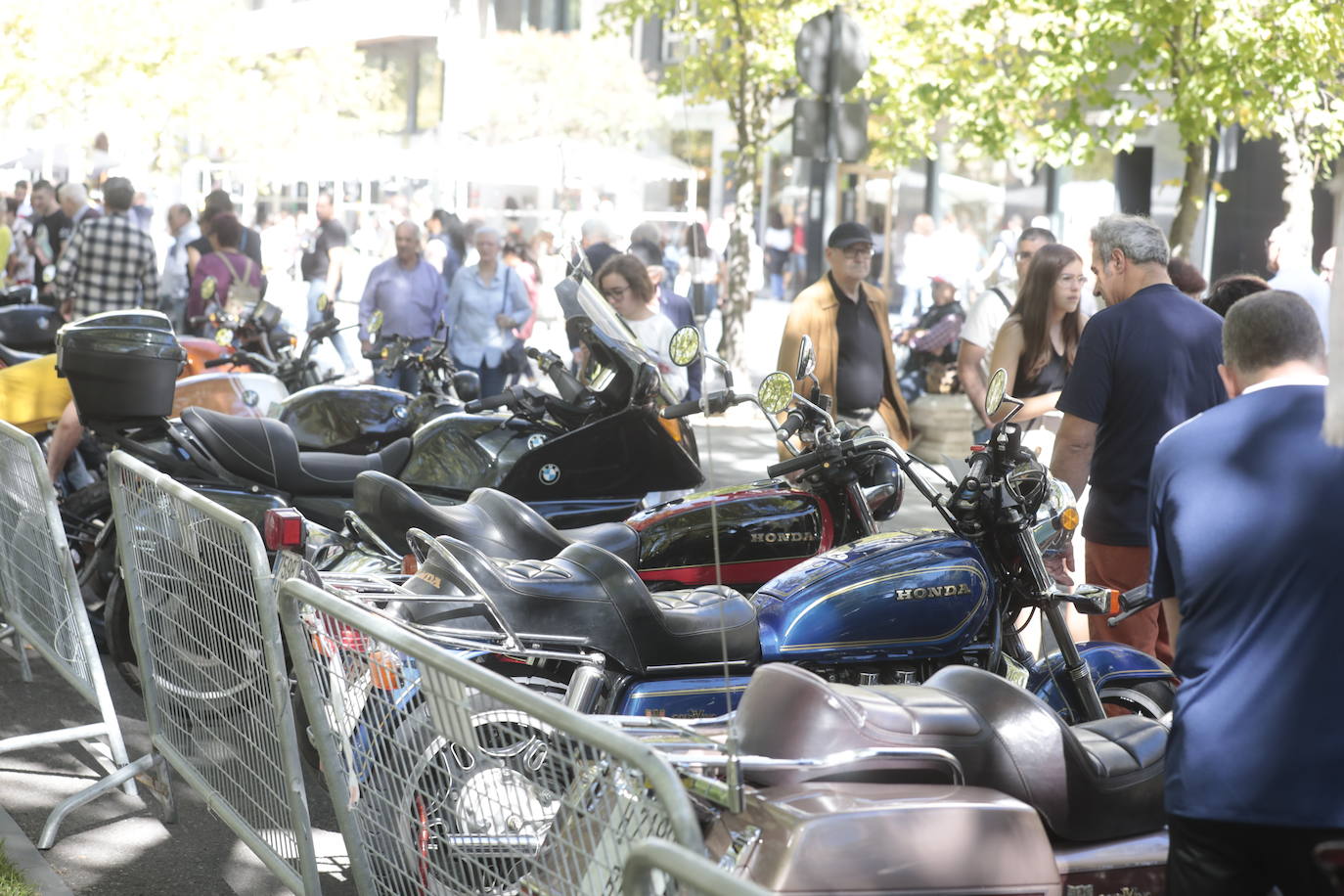 Algunos de los asistentes al Valladolid Motor Vintage paseando por la Acera de Recoletos