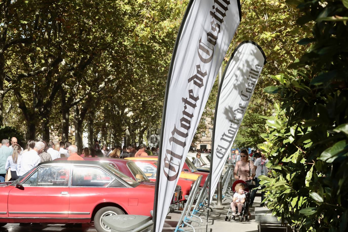 Algunos de los asistentes al Valladolid Motor Vintage paseando por la Acera de Recoletos