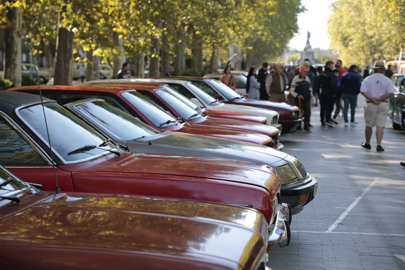 Algunos de los asistentes al Valladolid Motor Vintage paseando por la Acera de Recoletos