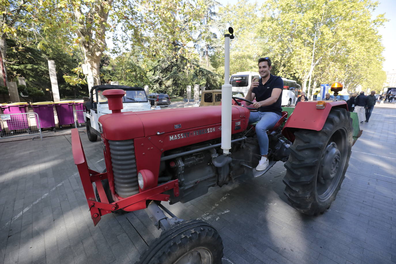 Algunos de los asistentes al Valladolid Motor Vintage paseando por la Acera de Recoletos