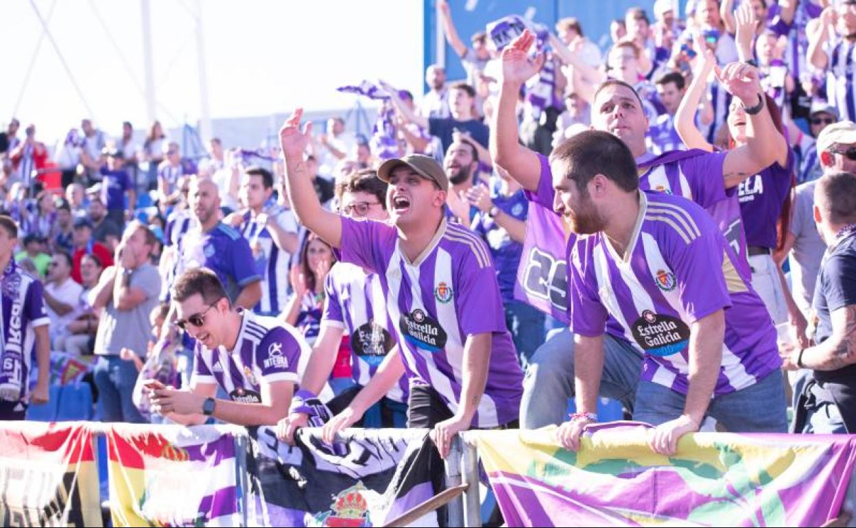 Aficioandos del Pucela desplazados a Getafe celebran el gol del triunfo. 