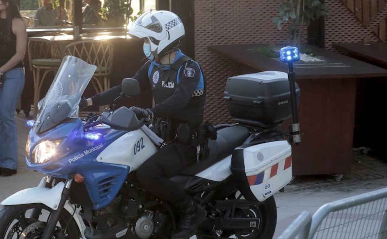 Imagen de archivo de una patrulla policial en el entorno de Poniente y Moreras. 