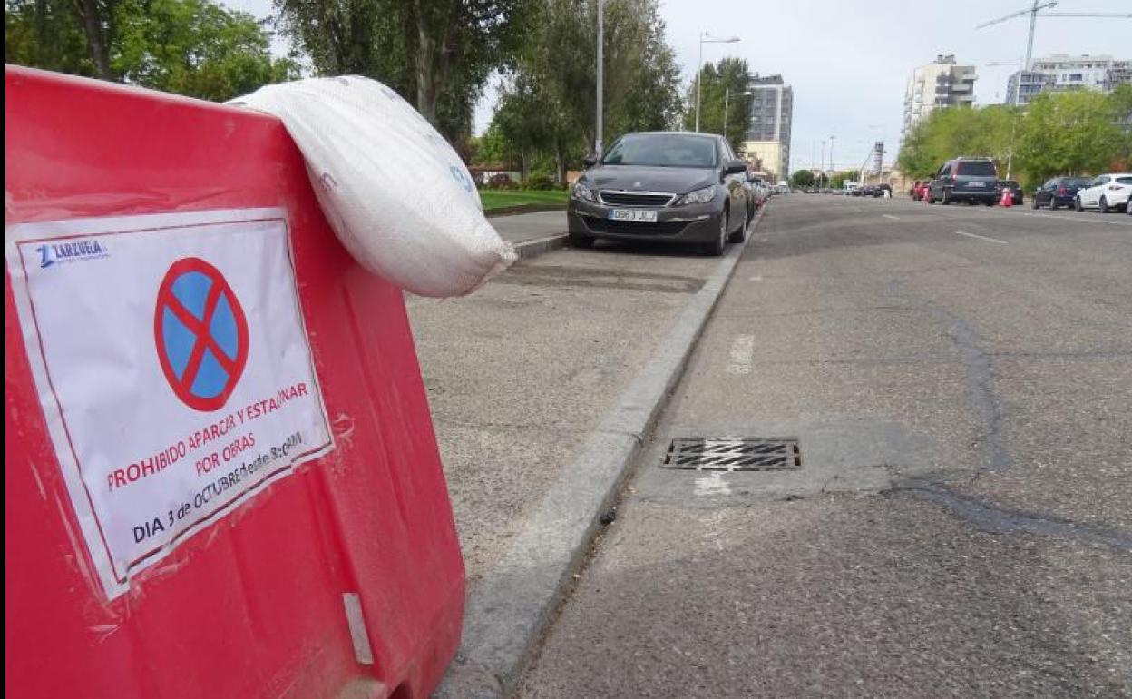 Carteles anunciando el corte de la calle General Shelly a partir de este lunes. 