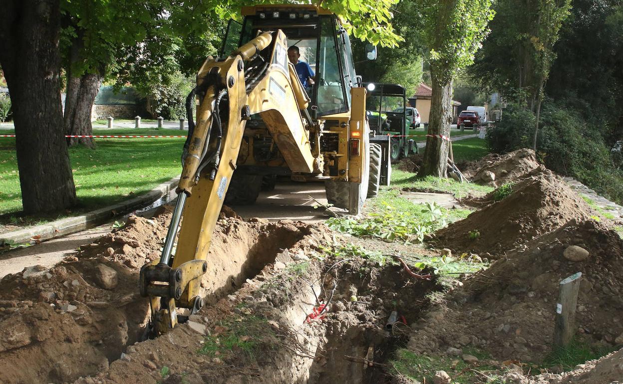 Una máquina efectúa varias catas, este lunes, en la Alameda del Parral, junto al Eresma.