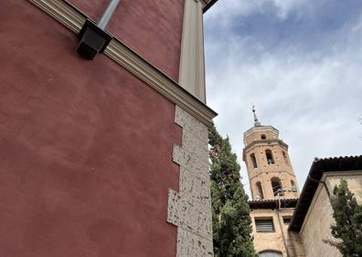 Imagen secundaria 1 - Fachada principal de la Casa de los Miranda. Sobre la puerta, la célebre ventana. Detalle de la torre de la iglesia del Salvador y de uno de los escudos de la portada.