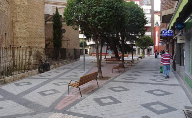 Adoquinado y nuevos bancos instalados en la plaza de San Andrés (hacia la calle Vega). 