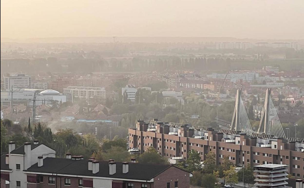 Panorámica de la zona sur de Valladolid en el entorno del Puente de la Hispanidad poco antes de las nueve de la mañana. 