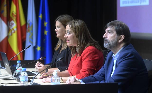 Virginia Barcones, en el centro, flanqueada por Clara Martín y Agustín García Matilla, en la inauguración de la jornada. 