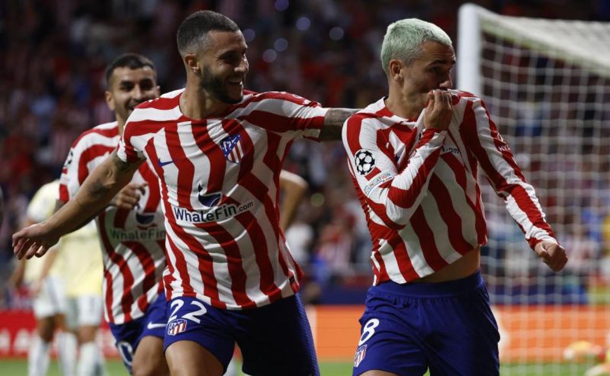 Antoione Griezmann celebra junto a Mario Hermoso un gol con el Atlético. 