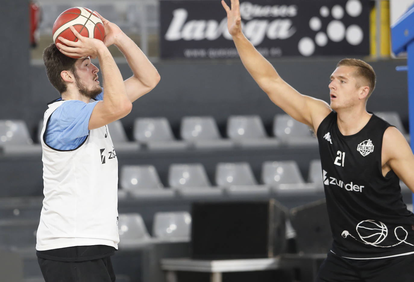 Fotos: El Zunder, preparado para el derbi en el primer partido de Liga