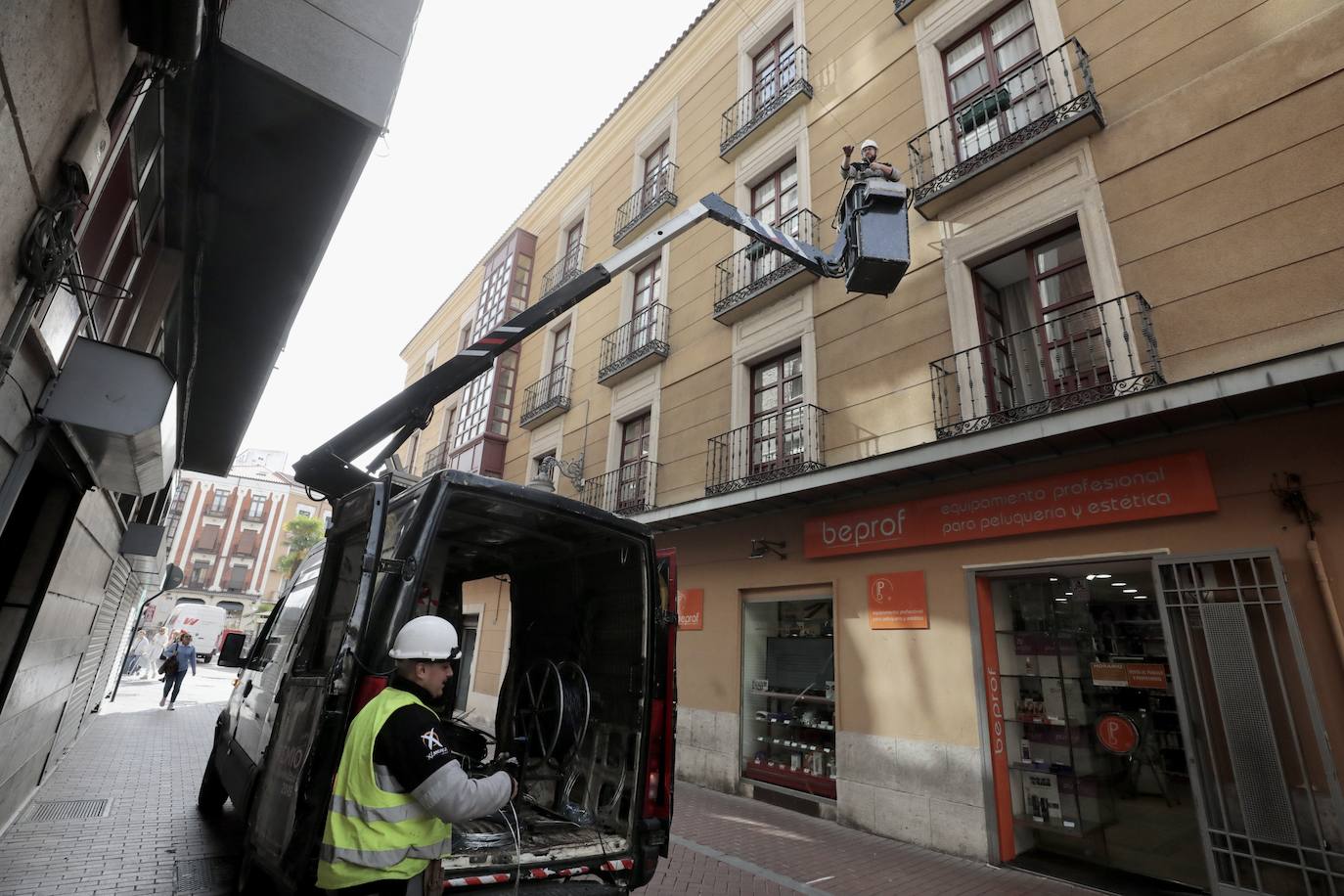 Fotos: Empieza el montaje de las luces de Navidad en Valladolid