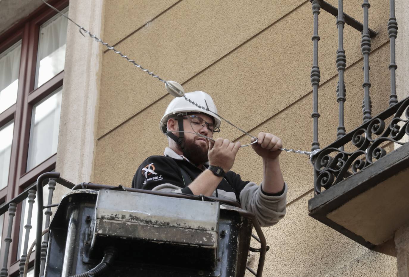 Fotos: Empieza el montaje de las luces de Navidad en Valladolid