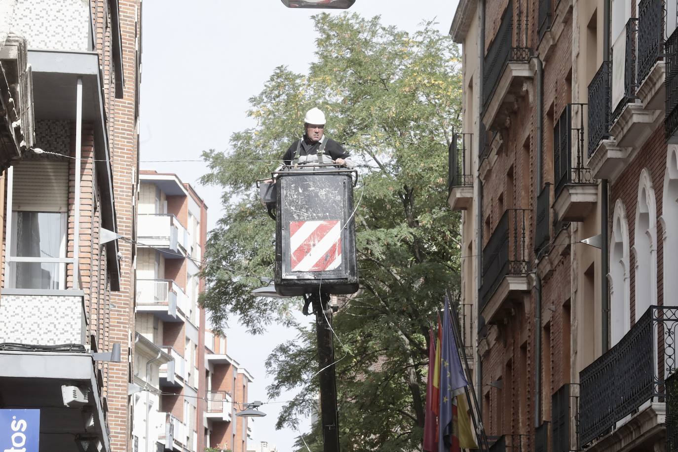 Fotos: Empieza el montaje de las luces de Navidad en Valladolid