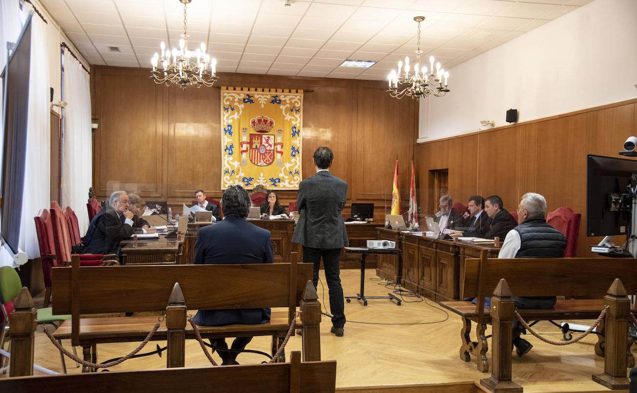 Un testigo declara en la Audiencia durante el juicio. 