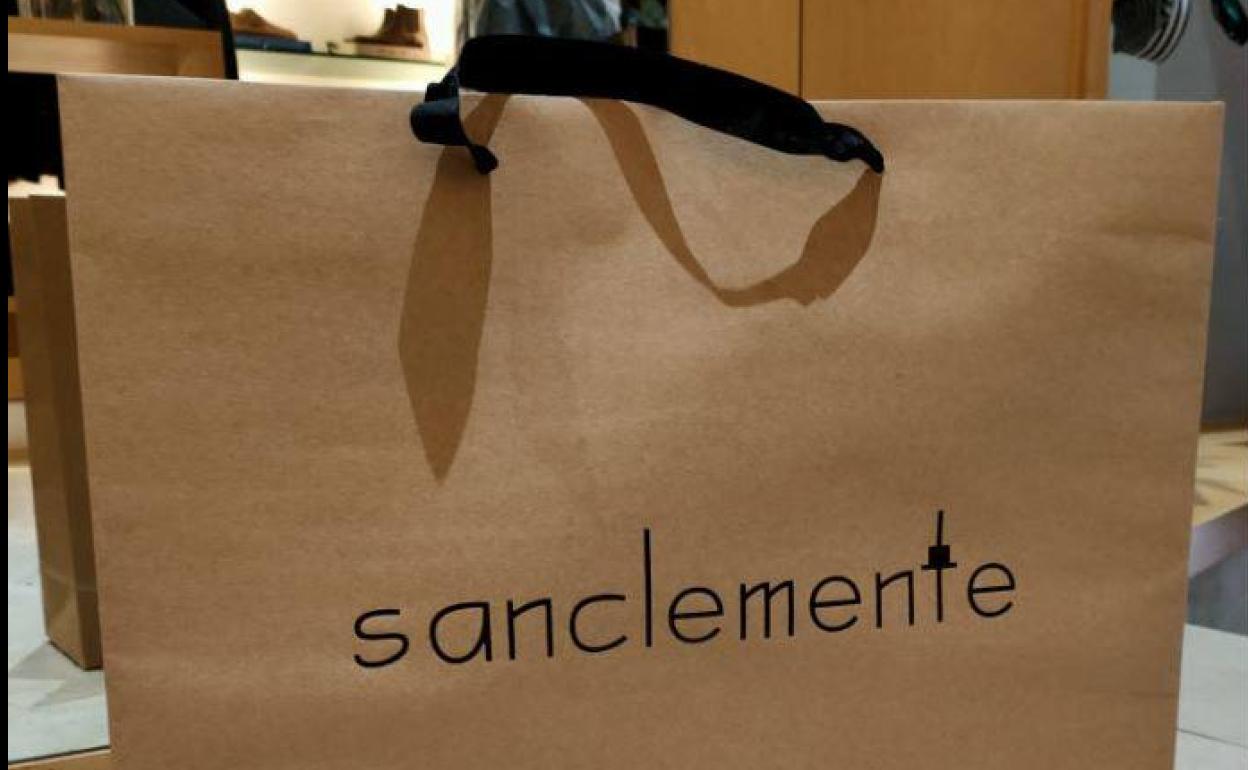 Bolsa similar a la extraviada por la pareja de novios. 