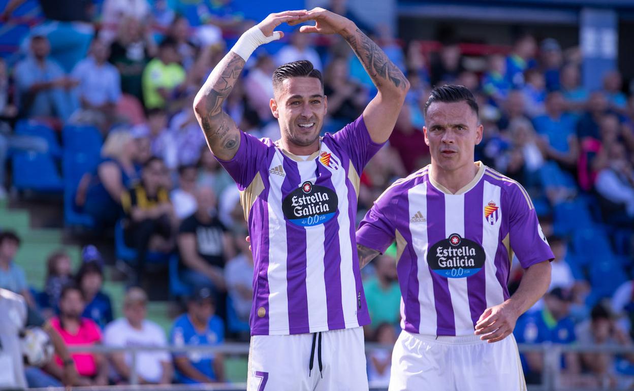 Sergio León, junto a Roque Mesa, celebra uno de sus dos goles al Getafe.