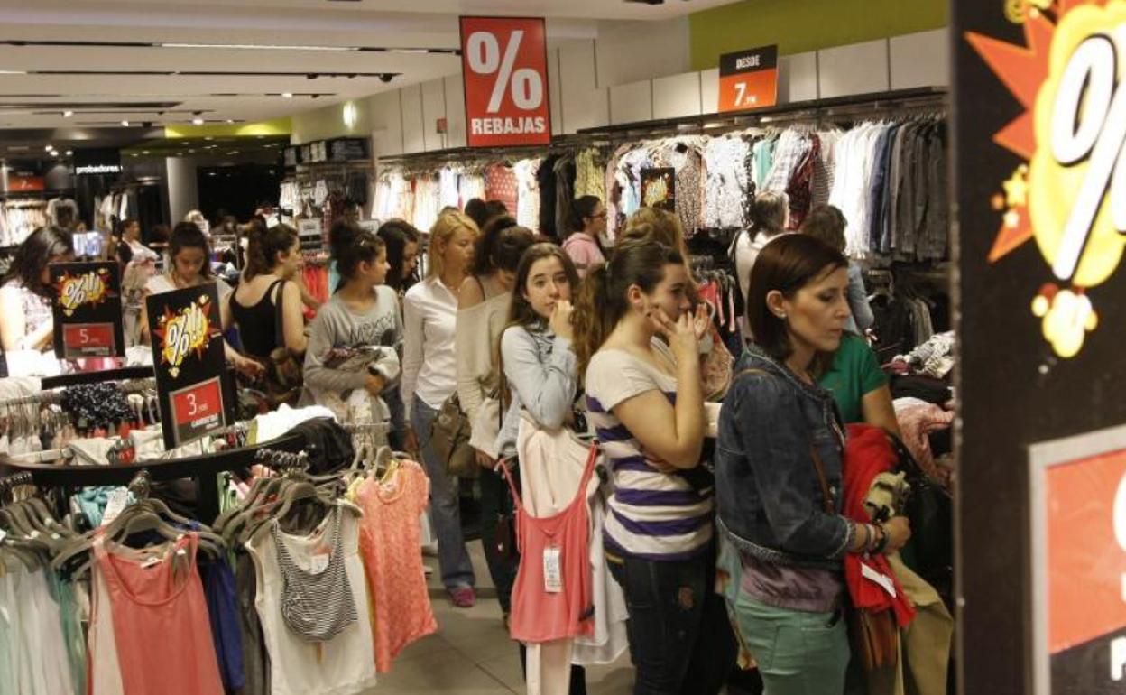 Clientas hacen cola para pagar en una tienda de ropa de Salamanca.