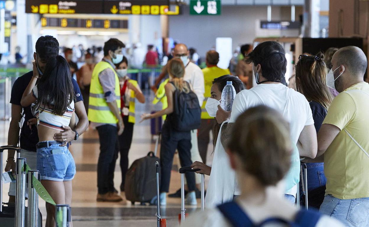 Pasajeros en el interior de un aeropuerto. 