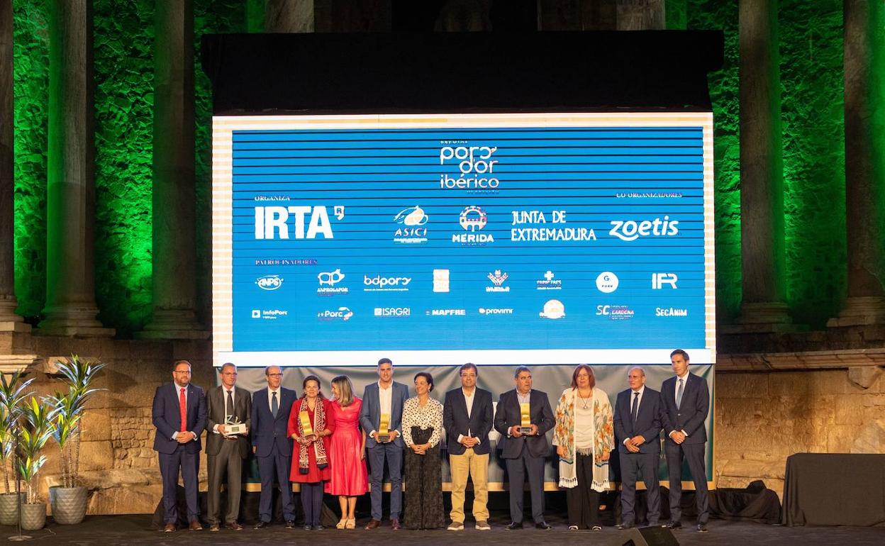 Foto de familia de los premiados y autoridades. 