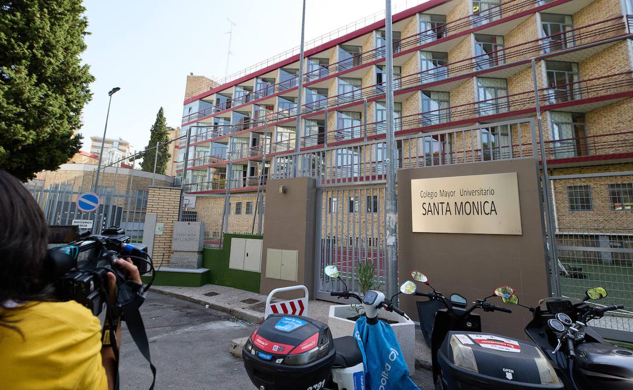 Peridistas apostados en el Colegio Mayor Santa Mónica.