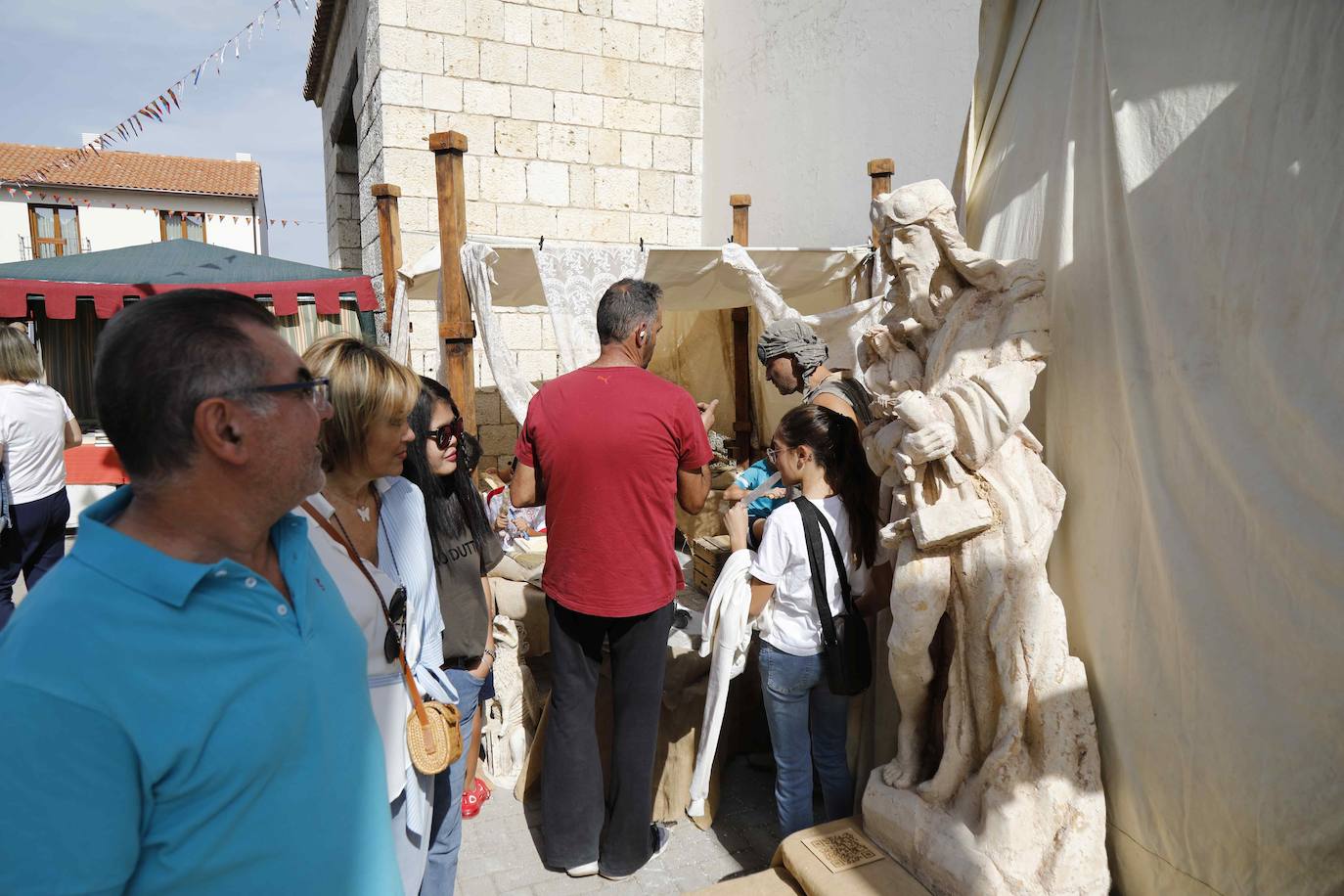 Dos niños pisan la uva para extraer el mosto en la plaza de Quintanilla.