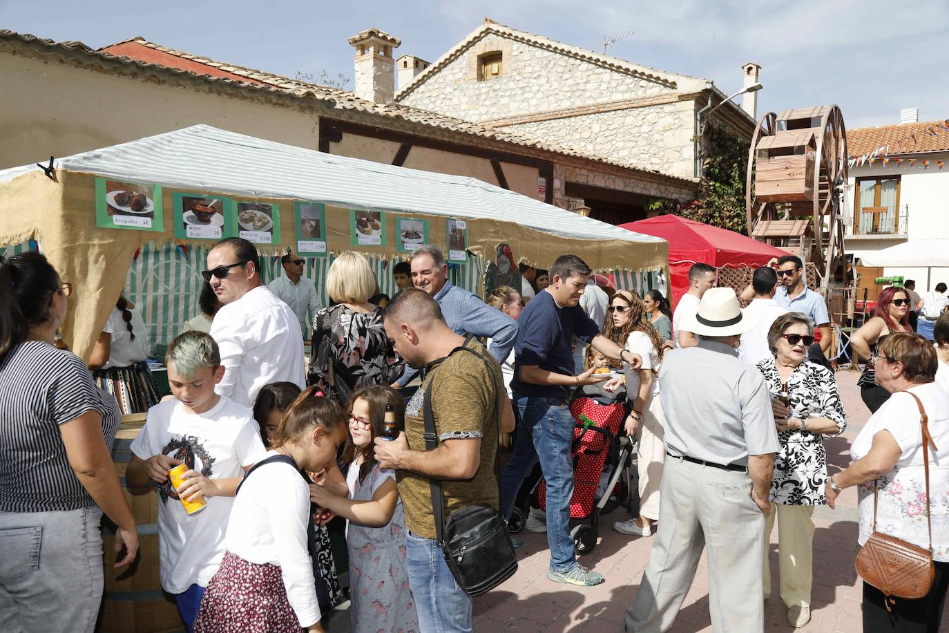 Dos niños pisan la uva para extraer el mosto en la plaza de Quintanilla.