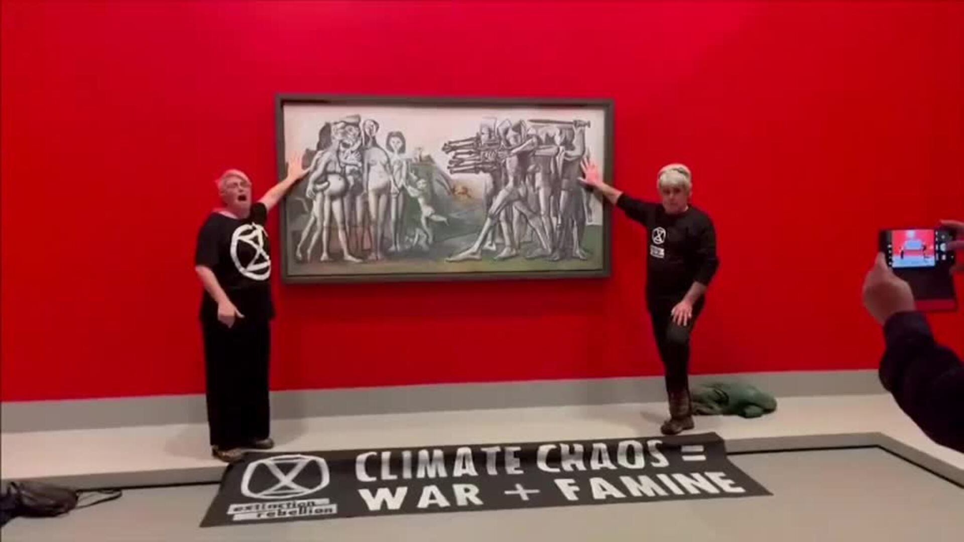 Activistas de Extinction Rebellion pegan sus manos con cola a un cuadro de Picasso