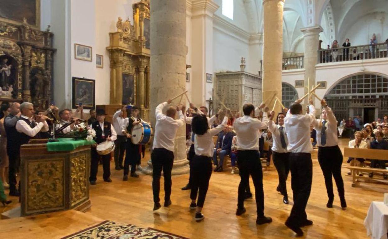Valladolid: Herrín recuerda los 30 años de danzas de palos del dulzainero Ángel Miguel López