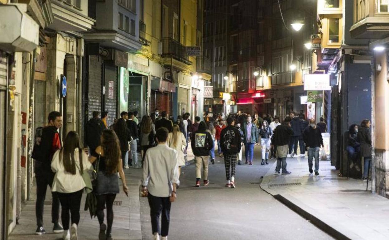 Jóvenes en la calle Macías Picavea en una noche de fiesta.