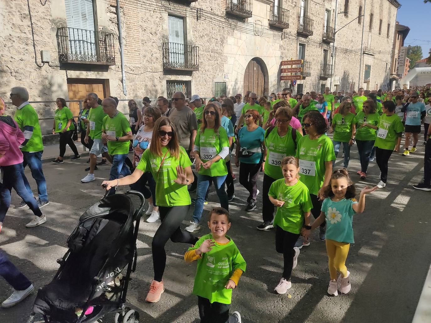 La 'marea verde' de la lucha contra el cáncer ha recorrido Cuéllar este domingo. 