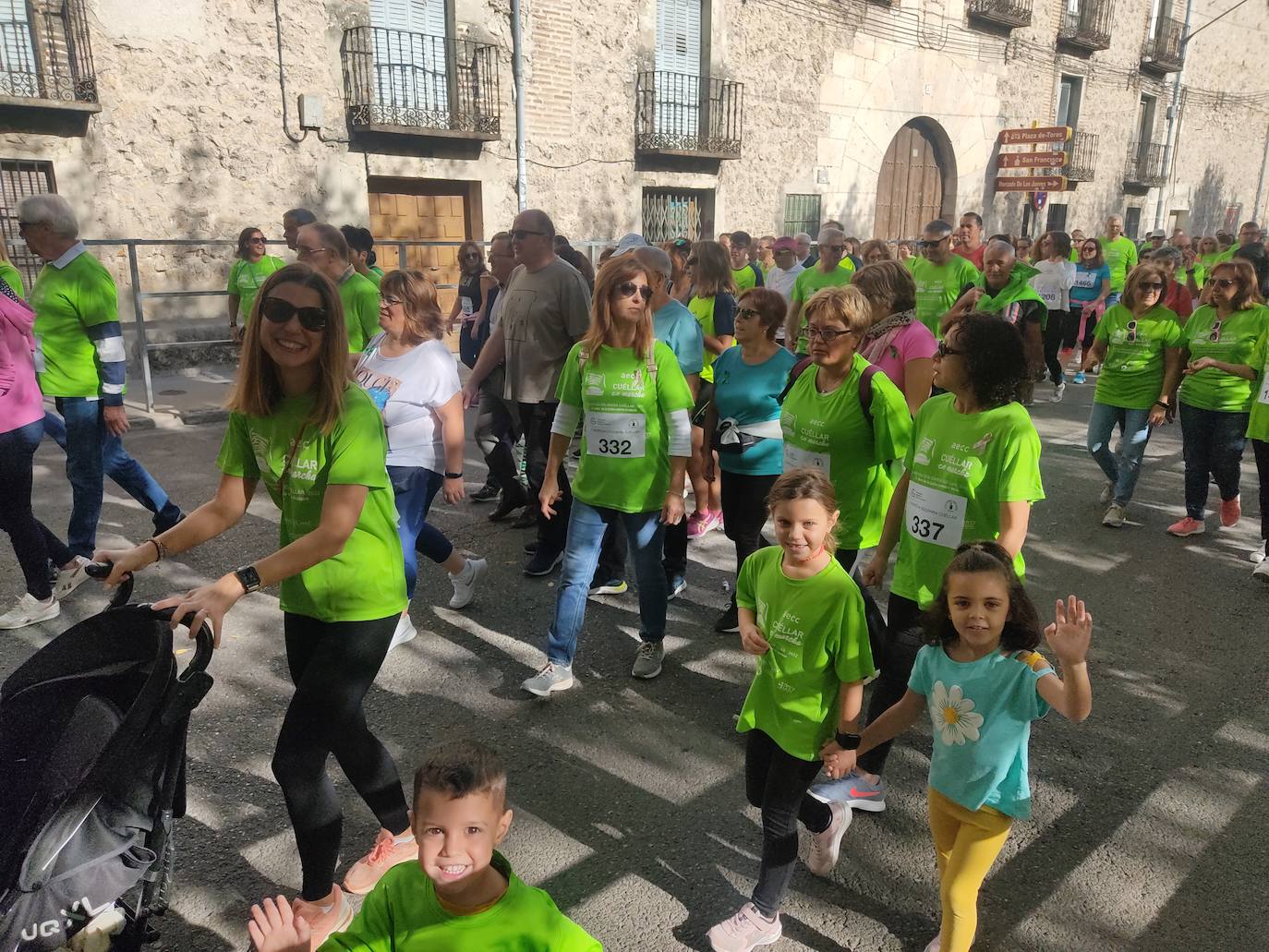 La 'marea verde' de la lucha contra el cáncer ha recorrido Cuéllar este domingo. 