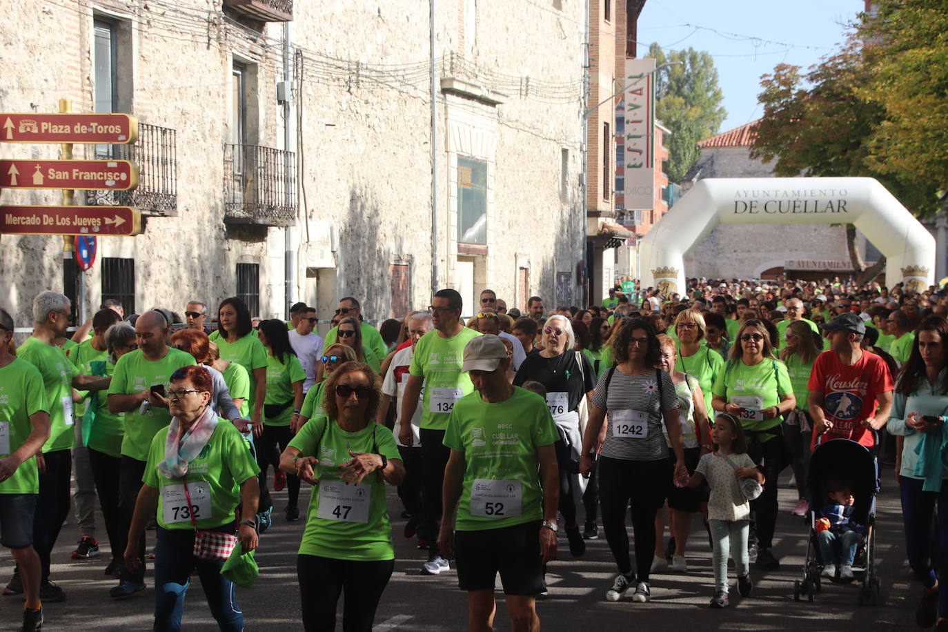 La 'marea verde' de la lucha contra el cáncer ha recorrido Cuéllar este domingo. 