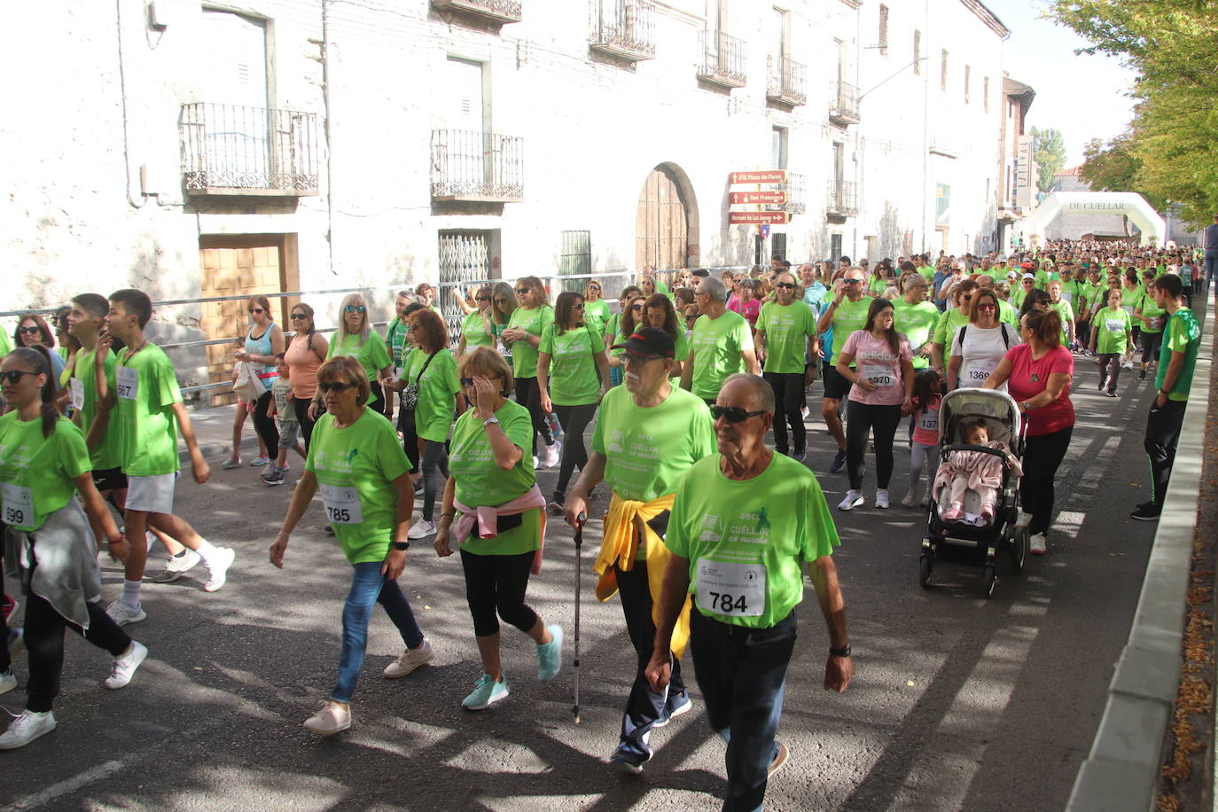 La 'marea verde' de la lucha contra el cáncer ha recorrido Cuéllar este domingo. 