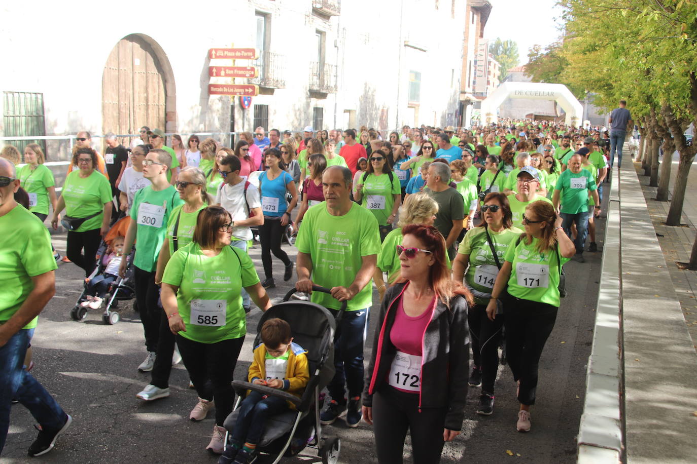 La 'marea verde' de la lucha contra el cáncer ha recorrido Cuéllar este domingo. 