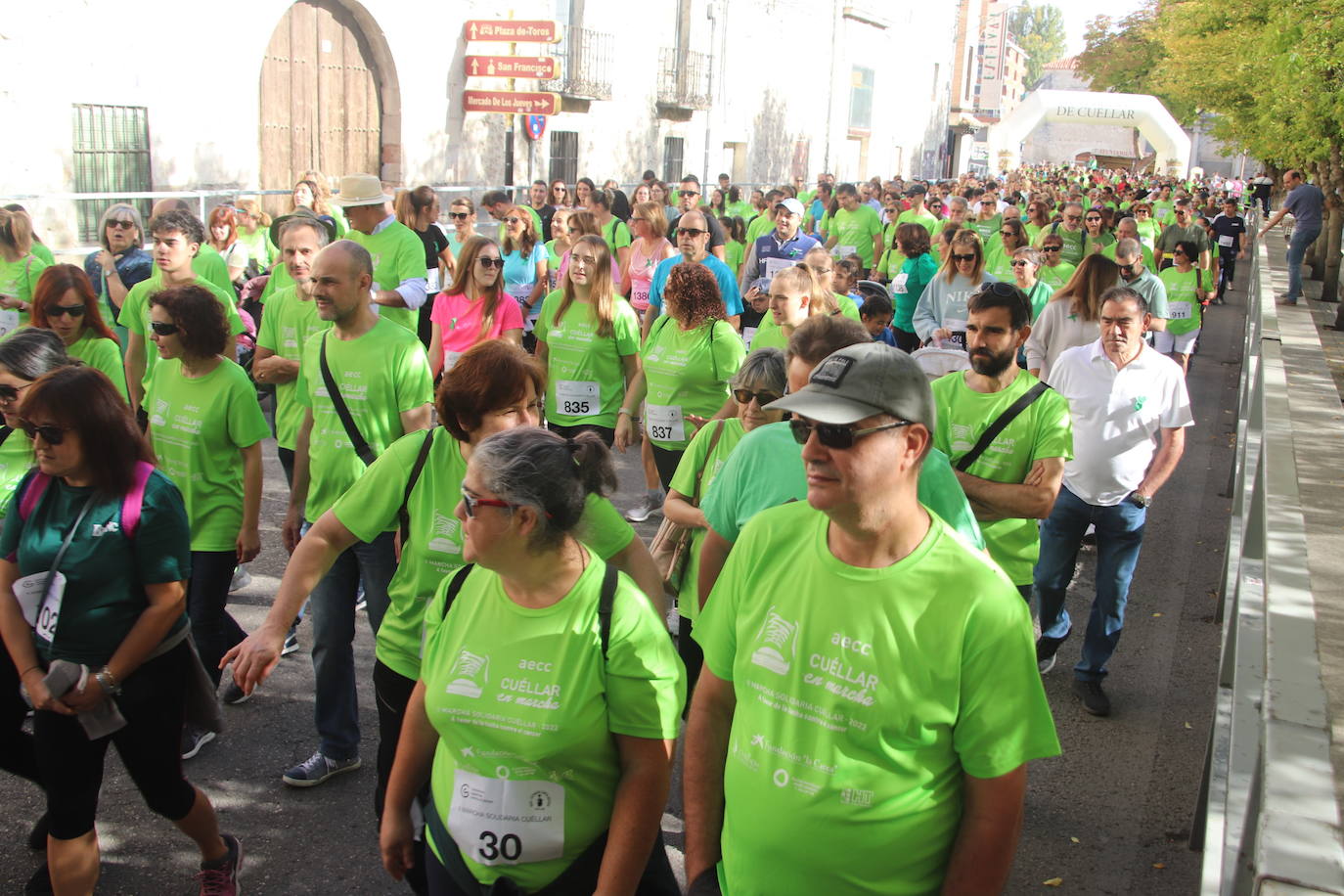 La 'marea verde' de la lucha contra el cáncer ha recorrido Cuéllar este domingo. 