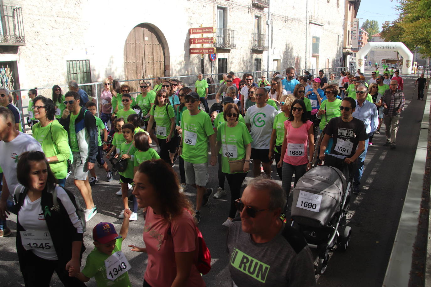 La 'marea verde' de la lucha contra el cáncer ha recorrido Cuéllar este domingo. 