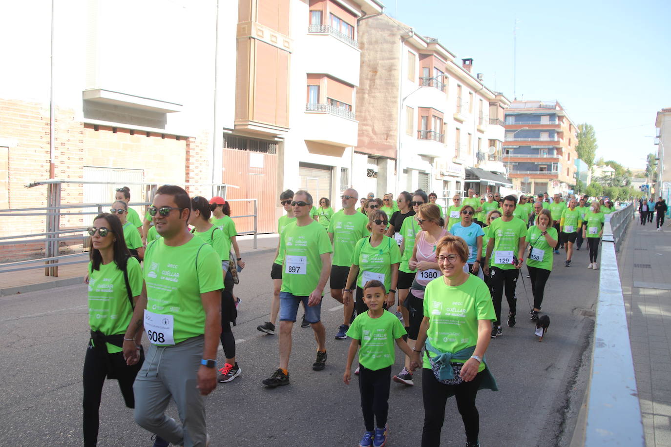 La 'marea verde' de la lucha contra el cáncer ha recorrido Cuéllar este domingo. 