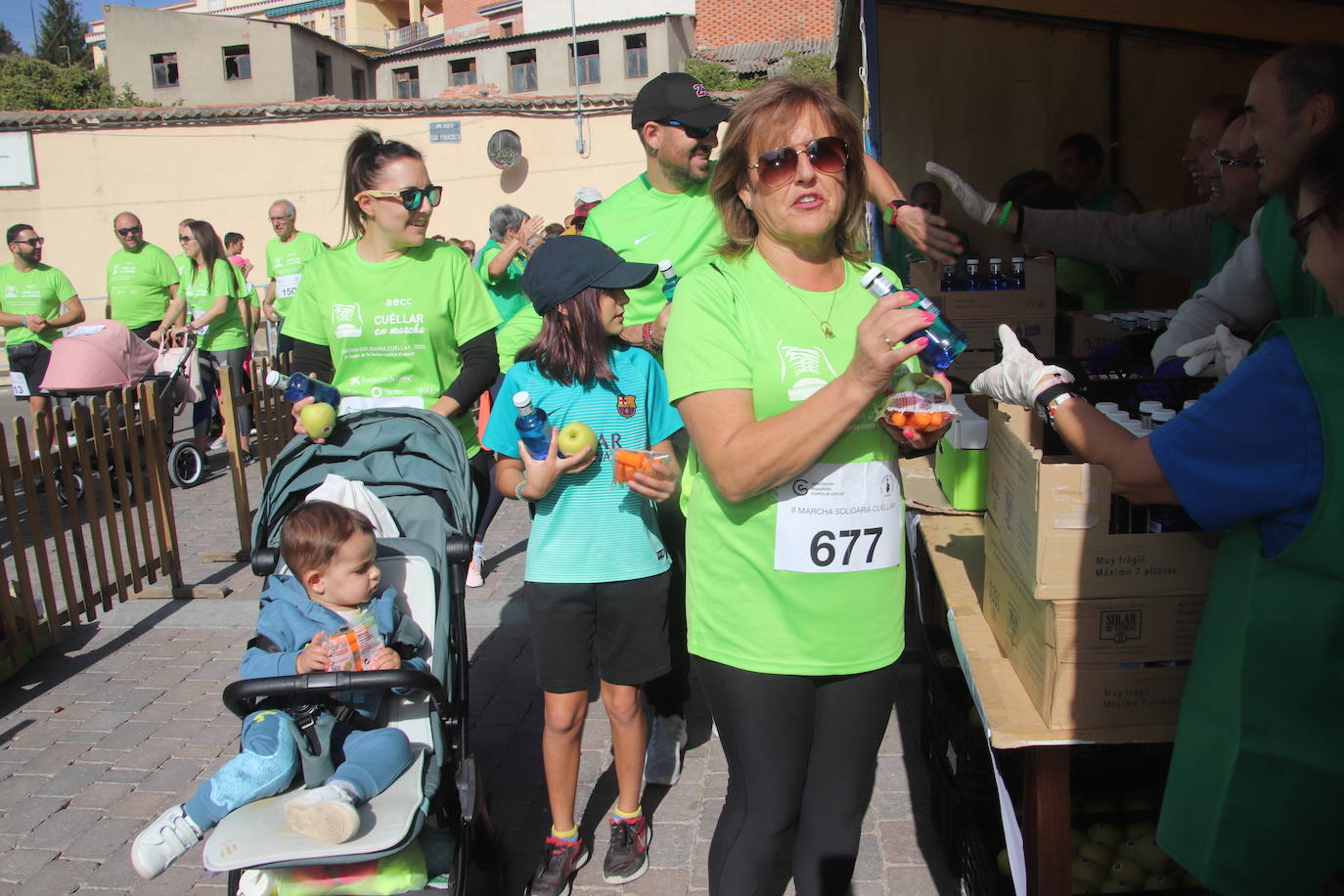 La 'marea verde' de la lucha contra el cáncer ha recorrido Cuéllar este domingo. 