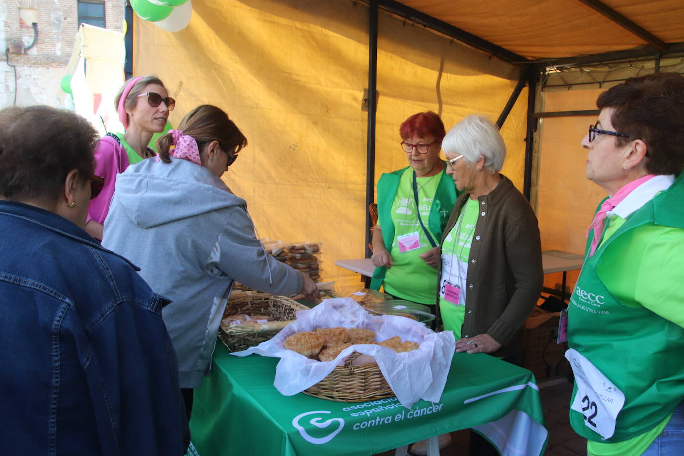 La 'marea verde' de la lucha contra el cáncer ha recorrido Cuéllar este domingo. 