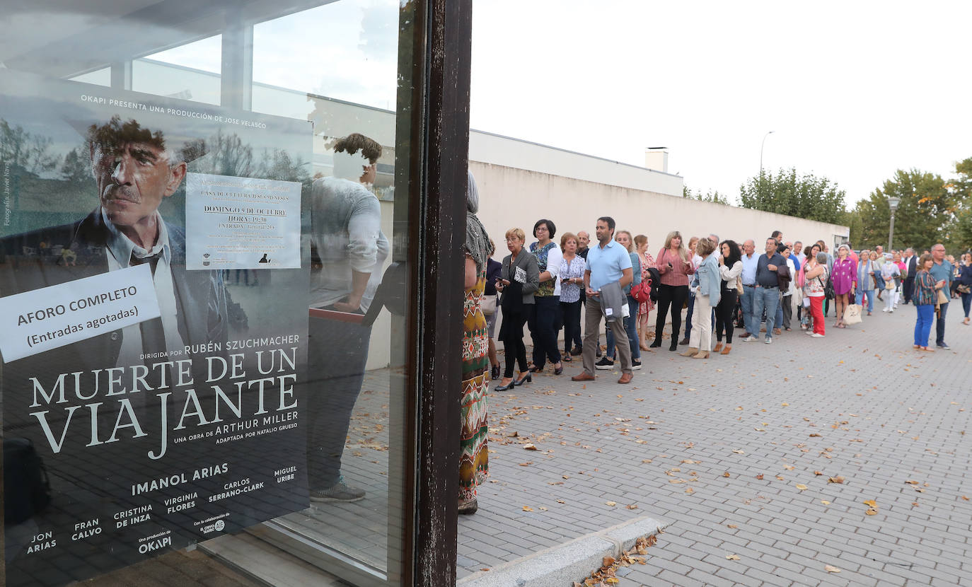 Cola para el acceso a la representación con Imanol Arias como protagonista, ayer en Villamuriel. 