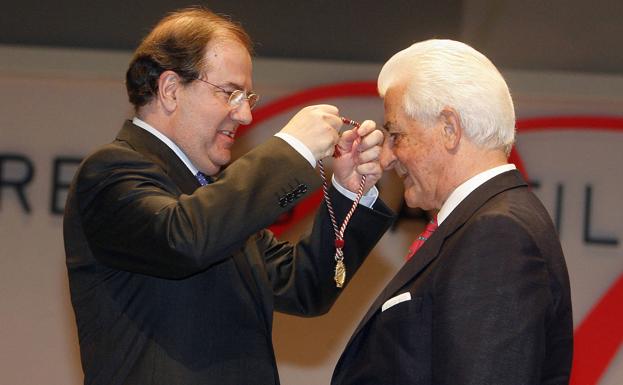 Juan VIcente Herrera impone la medalla de Premio Castilla y León de las Artes 2009 al torero salmantino Santiago Martín 'El Viti'.