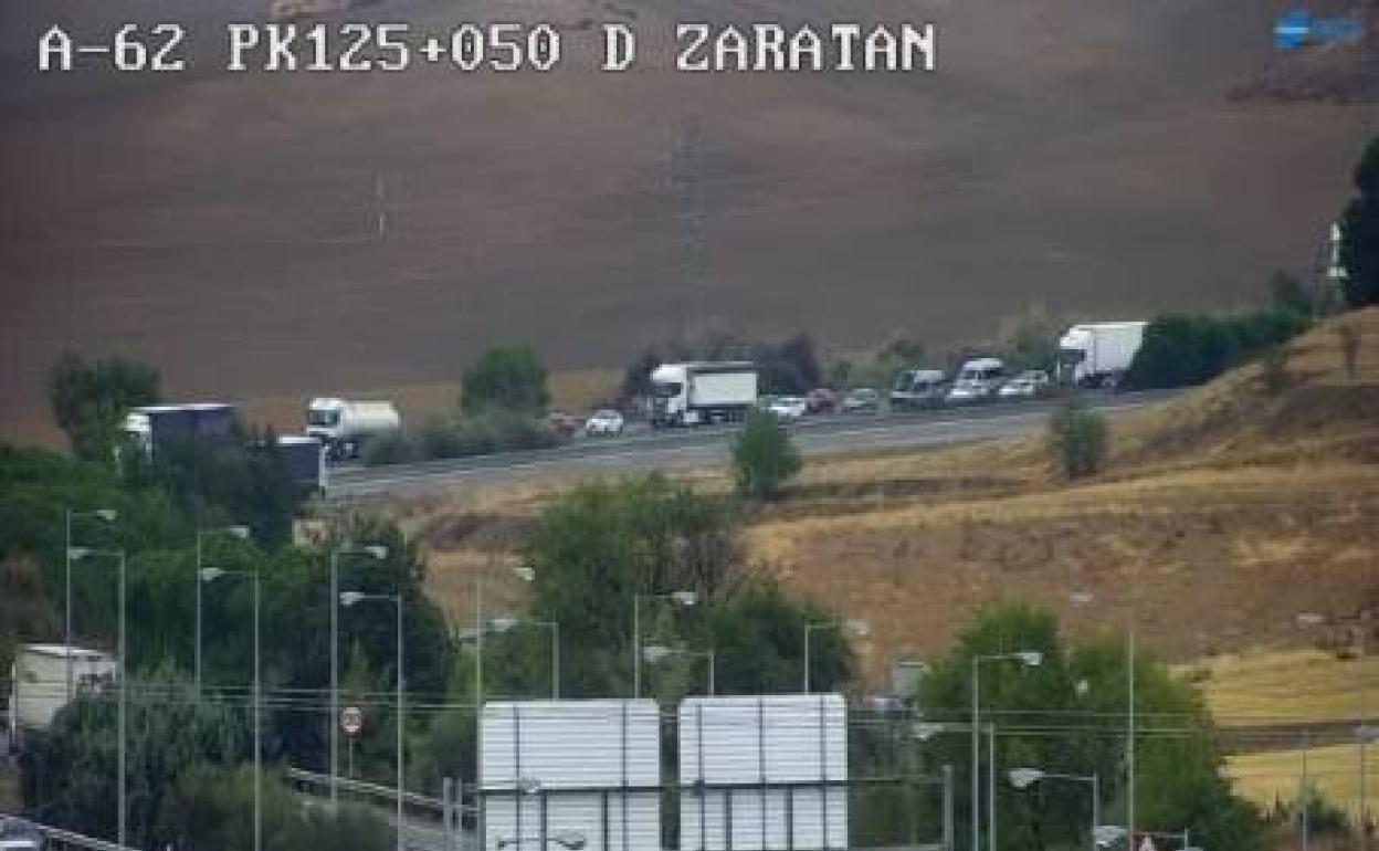 Imagen de la retención causada por el accidente en la A-62. 