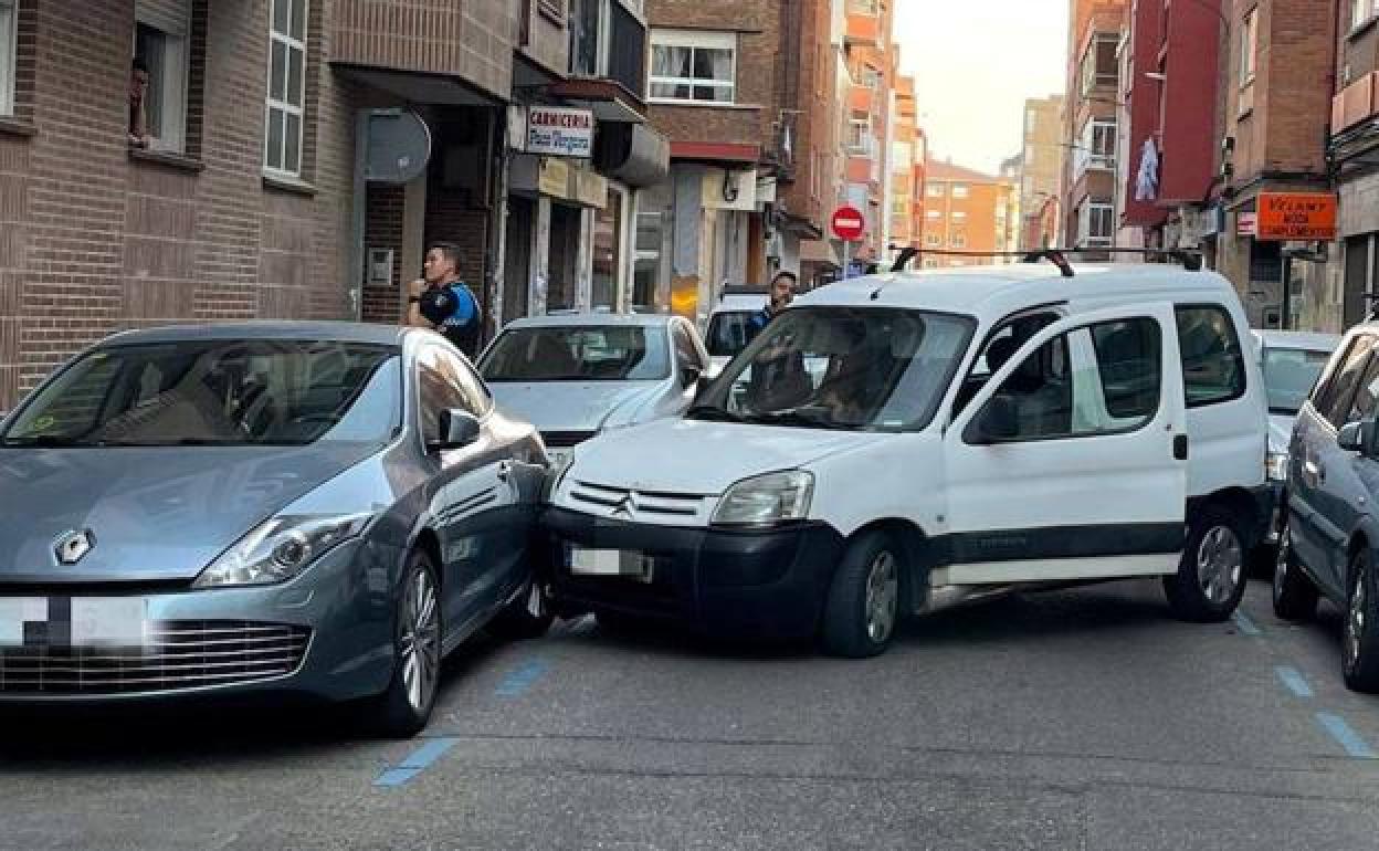 El vehículo siniestrado en la calle Bailarín Vicente Escudero. 