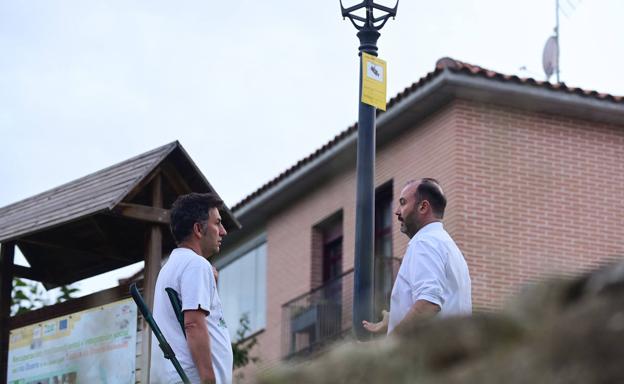 El alcalde de Tudela de Duero, Luis Javier Gómez, charla con un vecino sobre los beneficios de la videovigilancia.