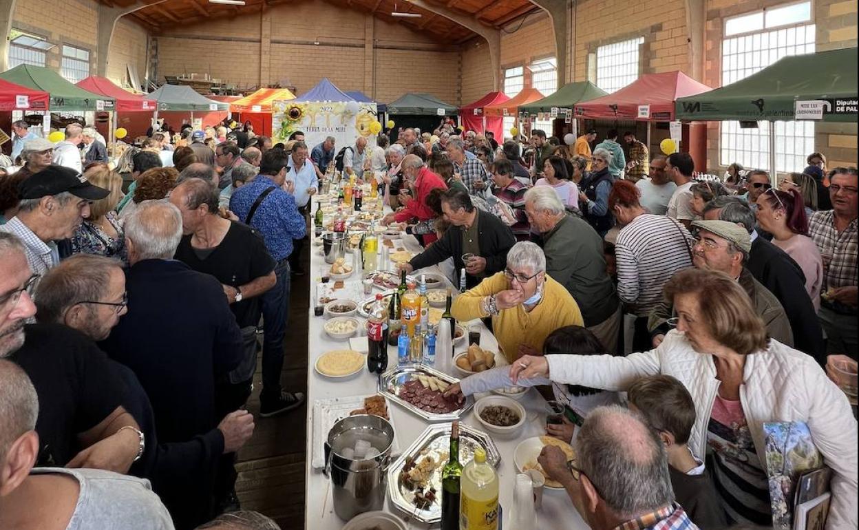 Aperitivo para los asistentes en la bolera. 