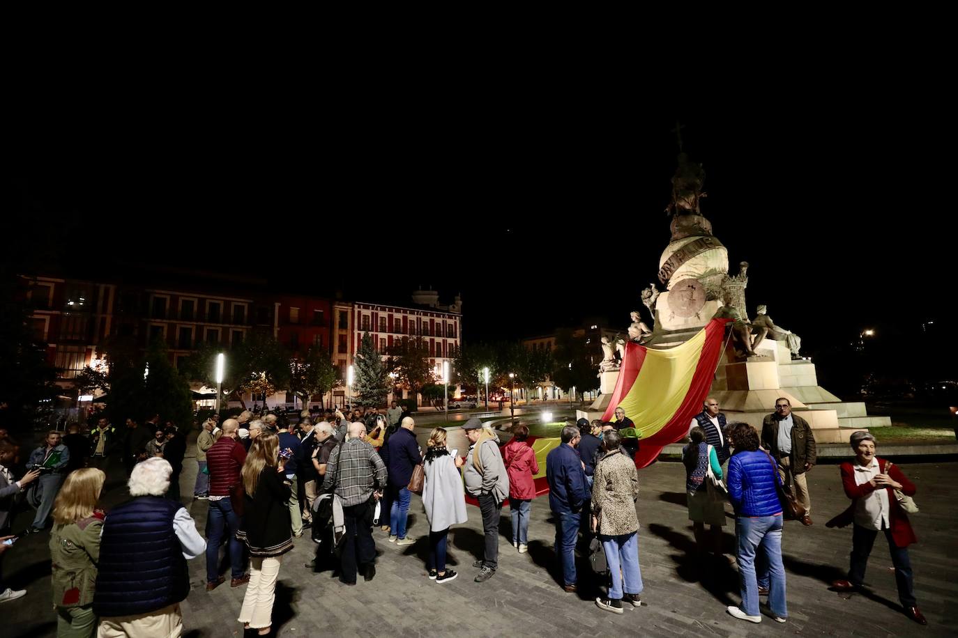 Fotos: VOX despliega una gran bandera de España en la plaza de Colón