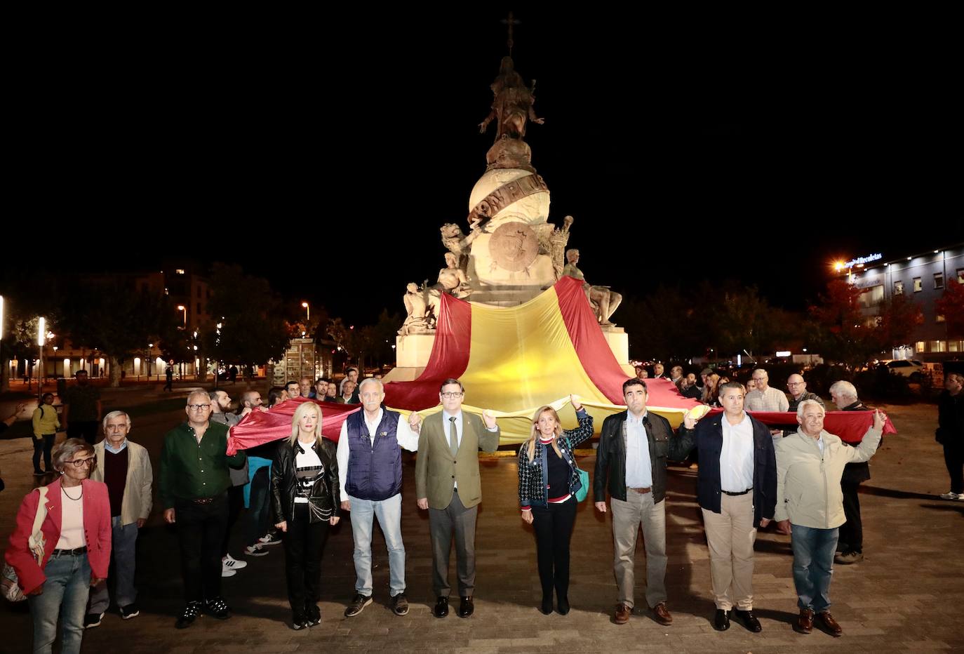 Fotos: VOX despliega una gran bandera de España en la plaza de Colón
