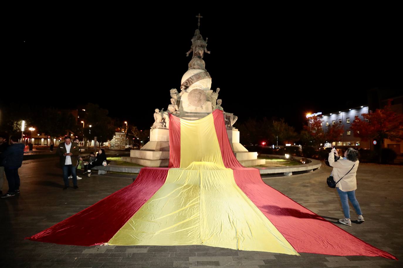 Fotos: VOX despliega una gran bandera de España en la plaza de Colón